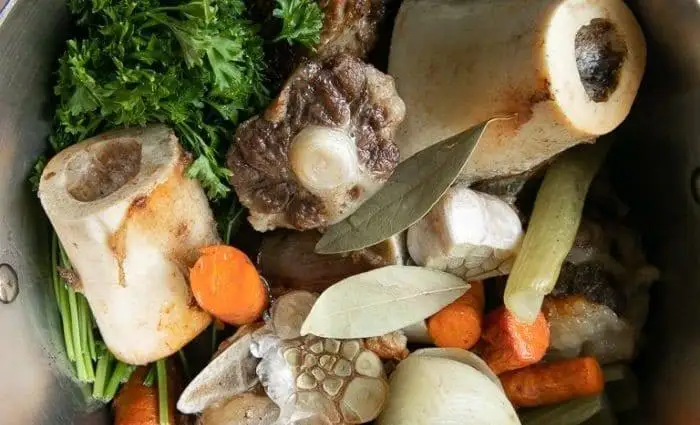 سۇيەك سورپاسى قانداي اۋرۋعا ەم؟ نۋتريسيولوگ پايدالى سورپانى قالاي دايىنداۋ كەرەگىن ايتتى