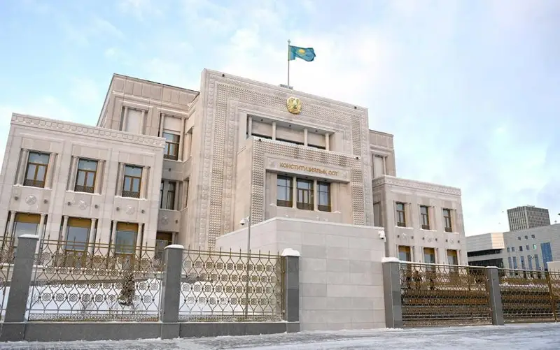 哈宪法法院院长会见德国驻哈大使