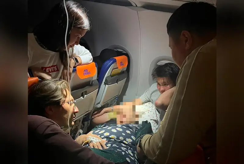 Врач из Алматы спас женщину с сердечным приступом на борту самолета