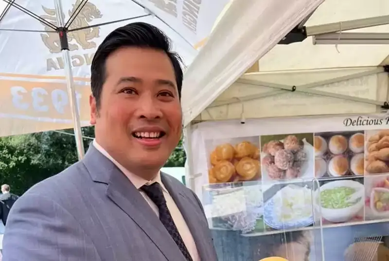 تايلاند كورولىنىڭ بالاسى 27 جىلدان كەيىن ەلگە ورالىپ، جۇرتتى تاڭعالدىردى