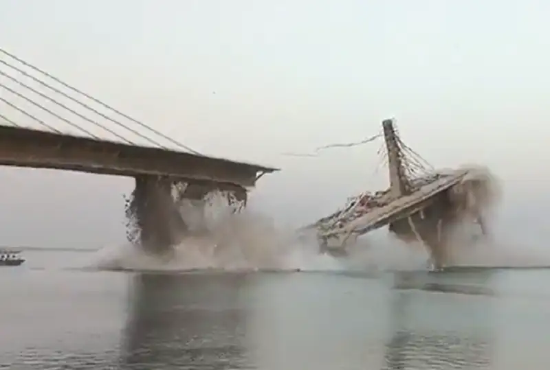 Ҳиндистонда қурилаётган кўприк яна қулаб тушди