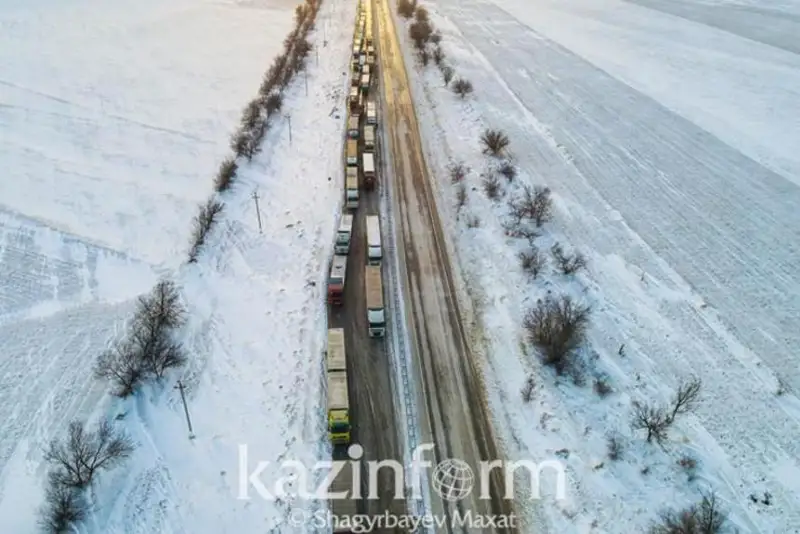 В Атырауской области открыли движение по трассе Атырау-Астрахань