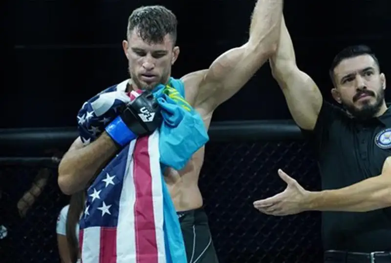 Боец из Казахстана победил нокаутом и вышел в финал Гран-при американской лиги
