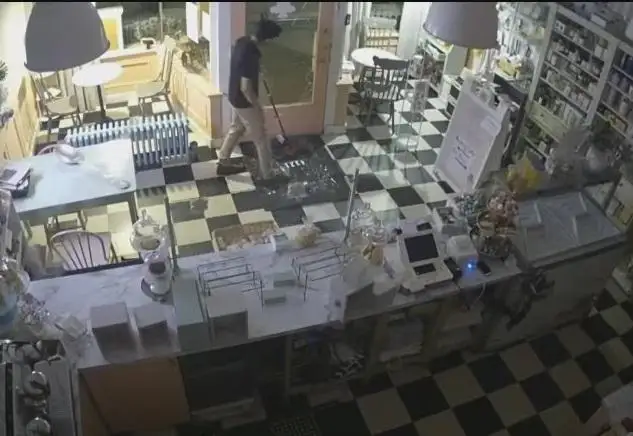 Грабитель вломился в пекарню в Ванкувере, помыл пол и угостился кексами