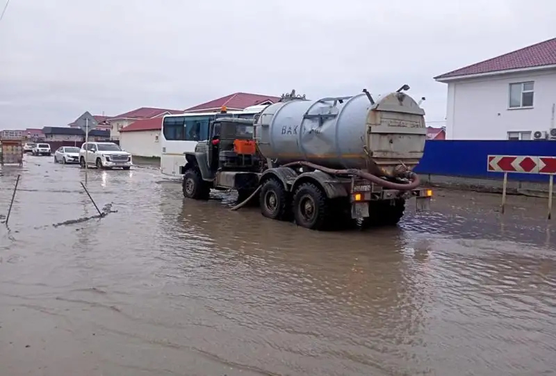 Более 3 тысяч кубометров дождевой воды откачали с улиц Атырау