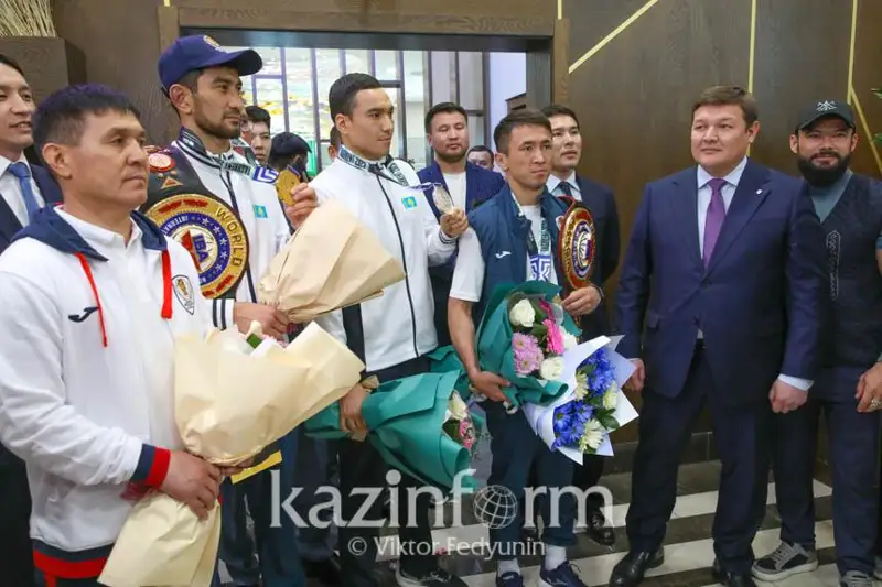 Жанкүйерлер бокстан әлем чемпионатының жеңімпаздарын әуежайдан қарсы алды