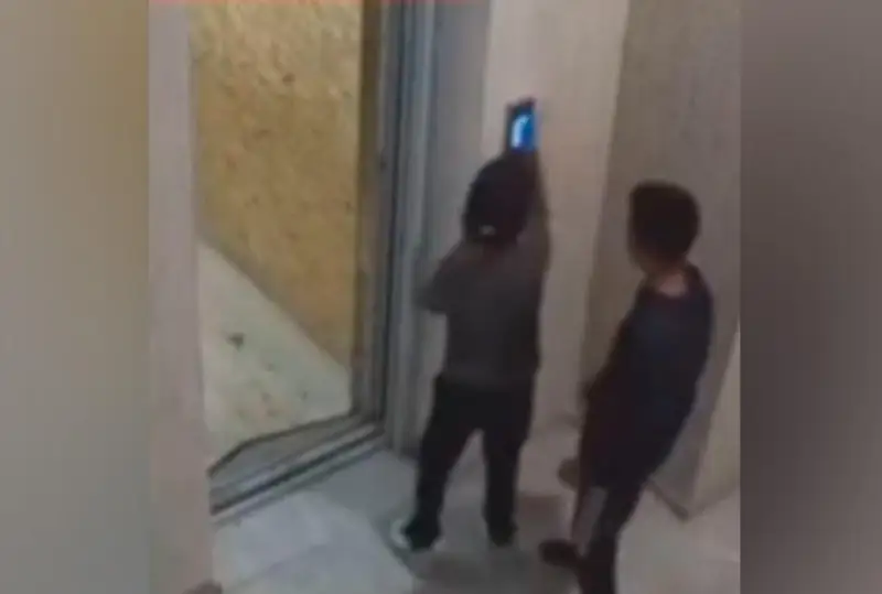 Ломающие лифт дети попали на видео в Актау