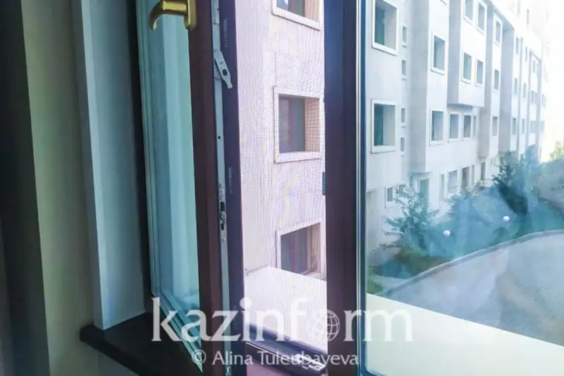 Спуститься с окна четвертого этажа по простыням пыталась пенсионерка из Рудного