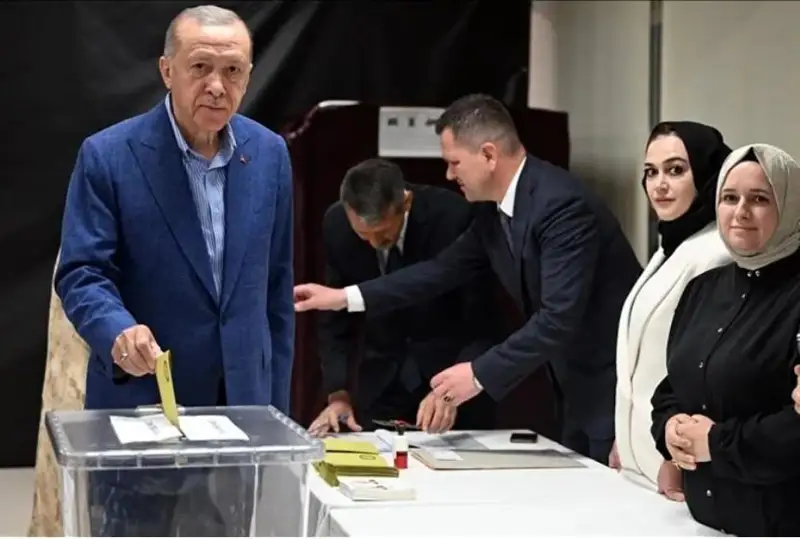 Rejep Taııp Erdoǵan Túrkııadaǵy prezıdent saılaýynyń ekinshi týrynda daýys berdi
