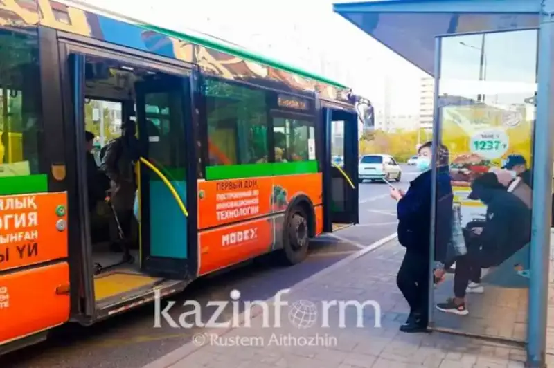 Astanada tuman seıilip, qalamańy avtobýstary reıske oraldy