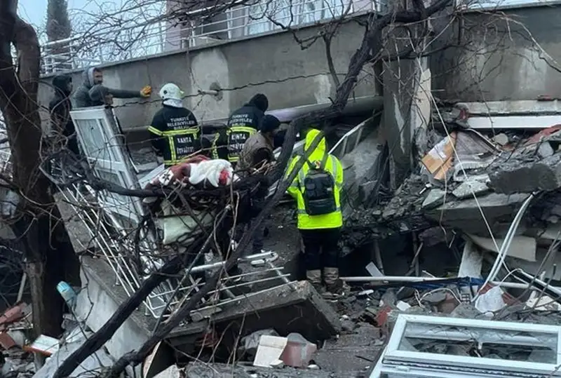 Túrkııadaǵy jer silkinisi:  Zardap shekkender sany ósip, áýejaı  alańy tolyq qırady