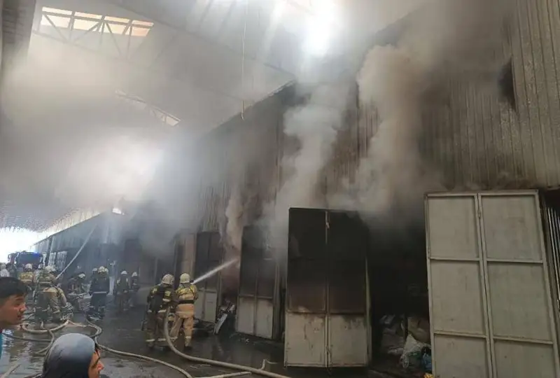 Рынок загорелся в Алматы: проводится эвакуация людей