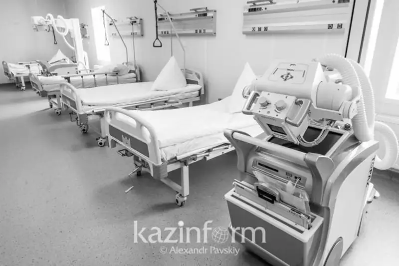 Aqtaýda basyna fýtbol qaqpasy qulaǵan bala qaıtys boldy