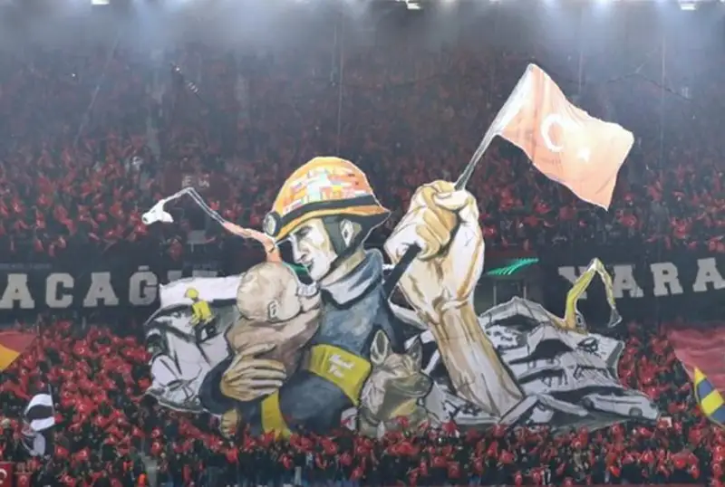 Туркиялик мухлислар Конференция Лигаси ўйини олдида Қозоғистон қутқарувчиларига миннатдорчилик билдирди