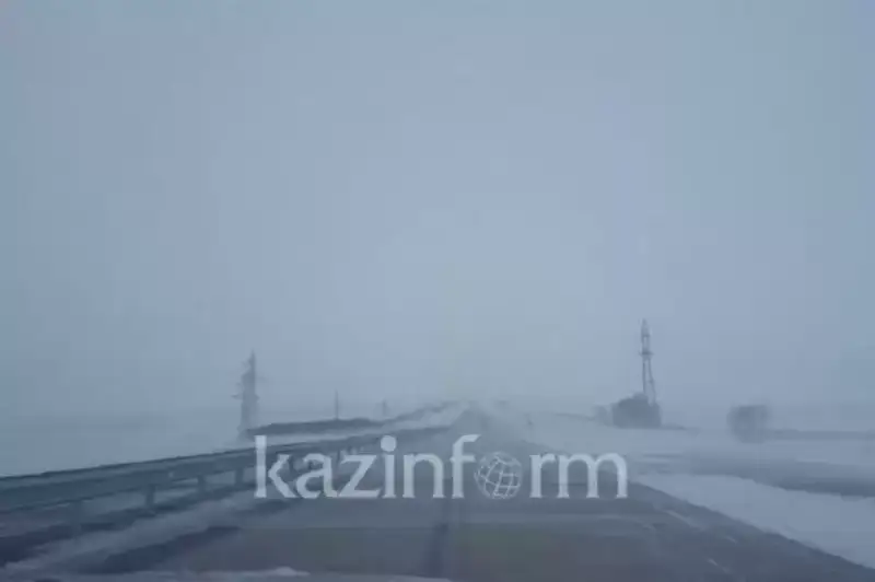 В связи с метелью ограничено движение на трех трассах в Актюбинской области