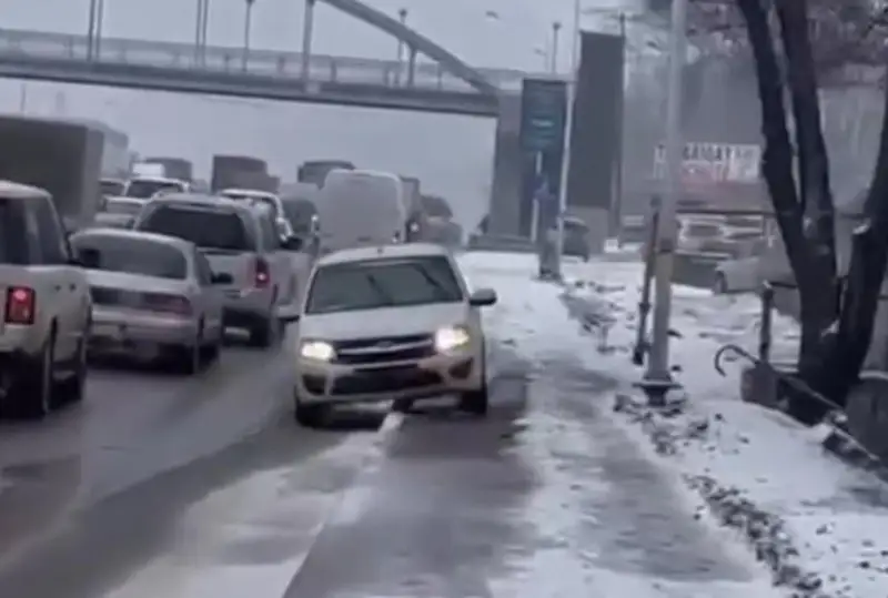 Алматинца наказали по нескольким статьям за езду по встречной полосе