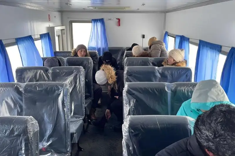 Двадцать человек эвакуировали с закрытого участка трассы в Карагандинской области