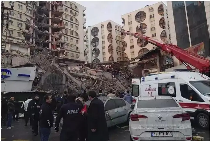 تۇركياداعى جەر سىلكىنىسى: ادانا اۋەجايى جۇمىسىن توقتاتتى، كەيبىر اۋدانداردا ەلەكتر قۋاتى ءۇزىلدى