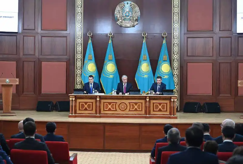 На низкое доверие казахстанцев к маслихатам указал Президент РК