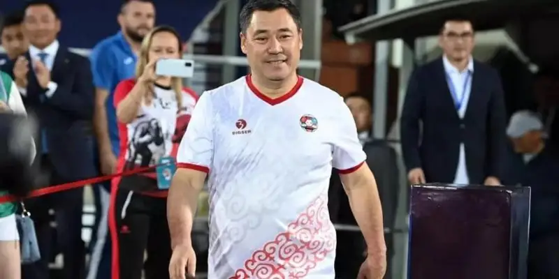 قىرعىز پرەزيدەنتى الەمدىك فۋتبول جۇلدىزدارىمەن بىرگە دوپ تەبەدى