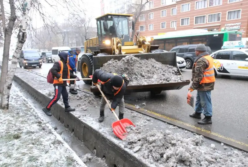 Более 900 единиц техники и 1300 рабочих - как убираются улицы Алматы