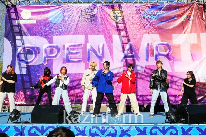 Студенты выступили с праздничным концертом в Астане