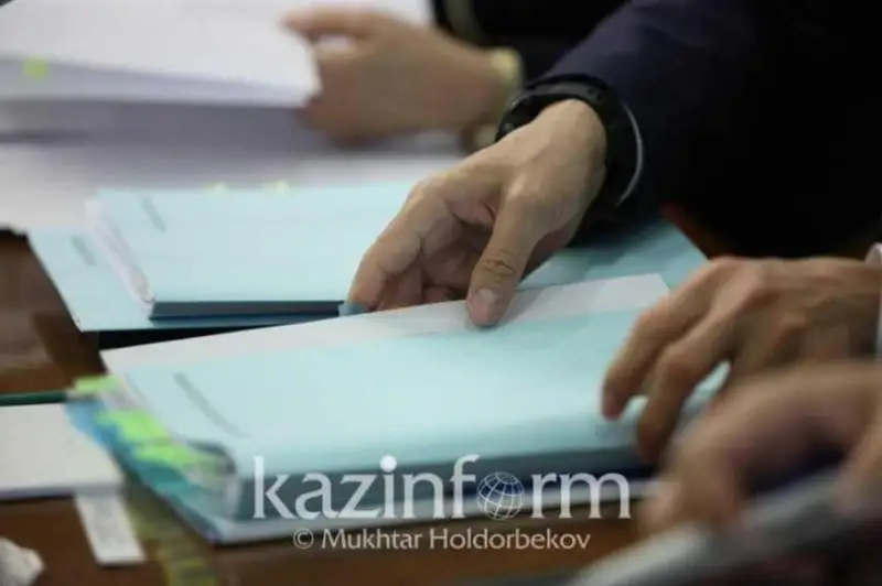 Учителя временно отстранили от работы после жалобы школьницы в Алматы