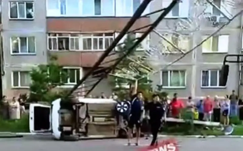 Petropavlda jaryq baǵanyn soqqan kólik aýdarylyp qaldy