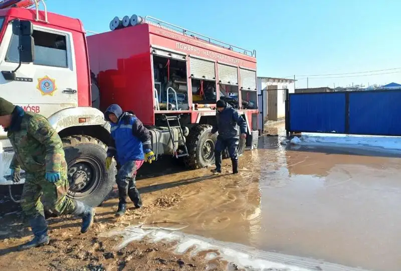 Около 17 тысяч кубометров талых вод откачали в двух районах Атырауской области