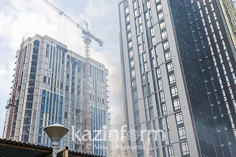 استانادا قۇتقارۋشىلار قۇرىلىسى بىتپەگەن ءۇيدىڭ سىرتقى قاپتاماسىنداعى ورتپەن الىسىپ جاتىر