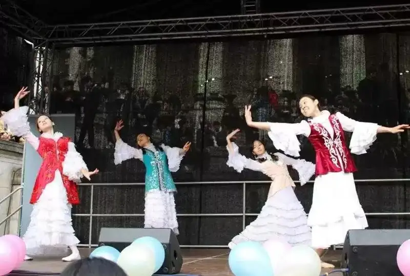 Қозоғистонлик талабалар Лондонда Наврўз байрамини нишонладилар