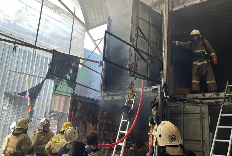 Контейнеры горели в районе барахолки в Алматы