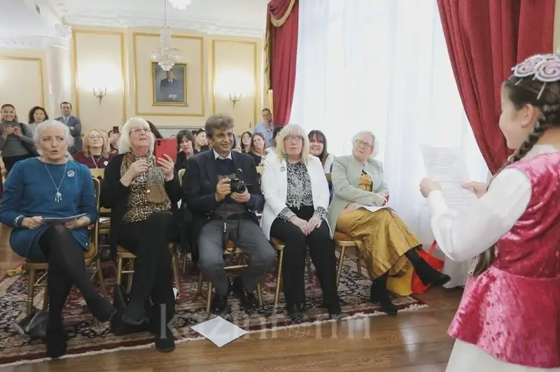 Англичане изучают казахский язык