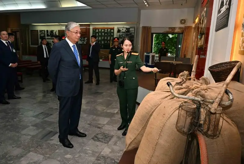 Президент РК посетил музей военной истории во Вьетнаме