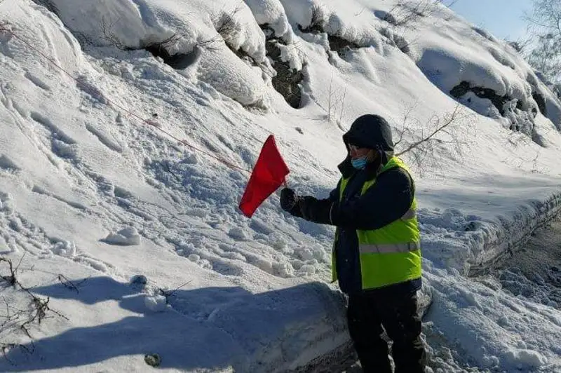 Из-за угрозы схода лавин закрыто движение на трассе в Восточно-Казахстанской области