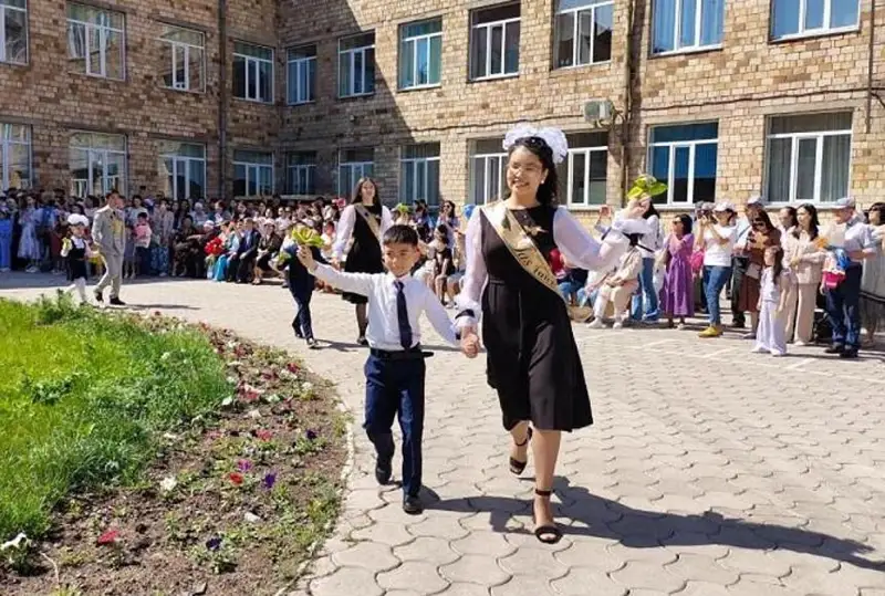 Последний звонок прозвенел в Карагандинской области для более чем 172 тысяч учащихся