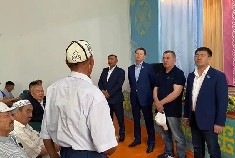 Сенатор Руслан Рустемов встретился с жителями Шиелийского района