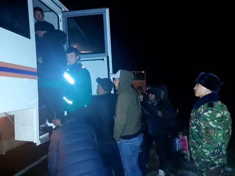Aqtóbede jolda qalǵan avtobýstan 63 ózbekstandyq evakýatsııalandy