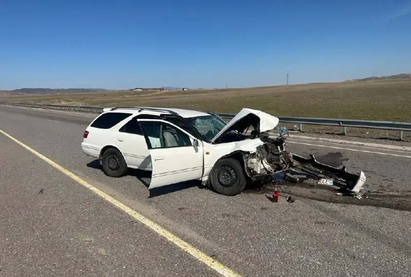 Almaty-Óskemen tasjolynda jeńil kólik evakýatormen soqtyǵysyp, 6 adam aýrýhanaǵa jetkizildi
