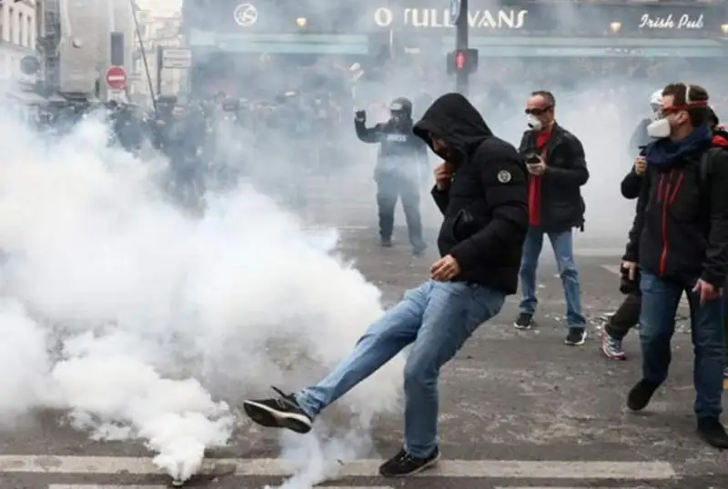 Более миллиона человек участовали в акциях протеста против пенсионной реформы во Франции