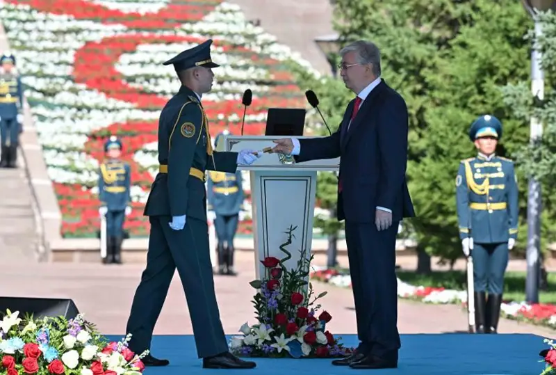 Президент жоғары әскери оқу орындарының үздік түлектеріне офицерлік шен тапсырды