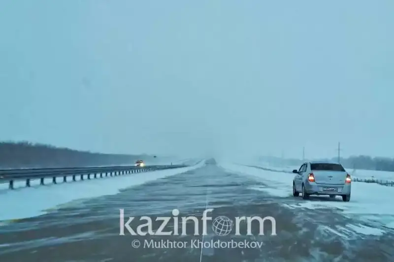 Выезды из Астаны закрыли из-за метели