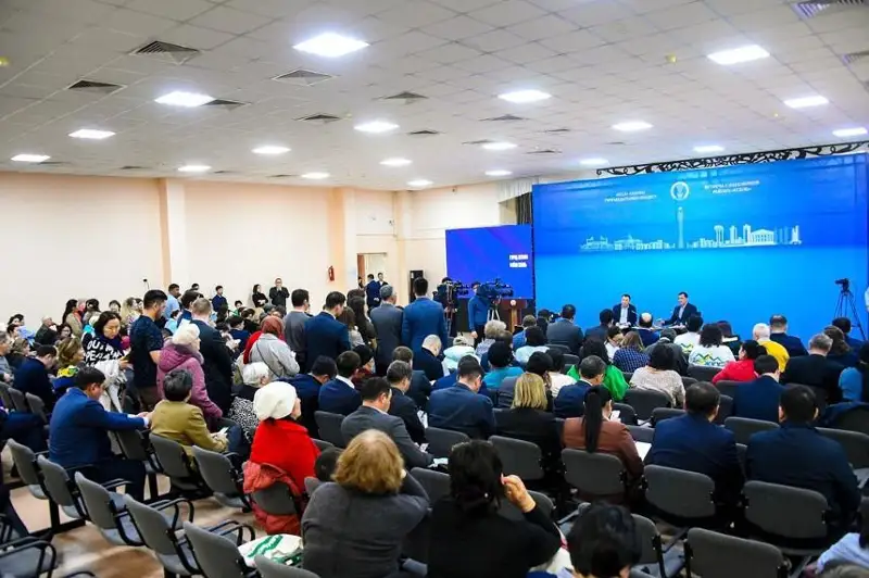 Женис Касымбек встретился с жителями Есильского района столицы