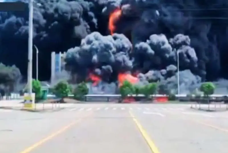 Пожар произошел на химическом заводе в Китае