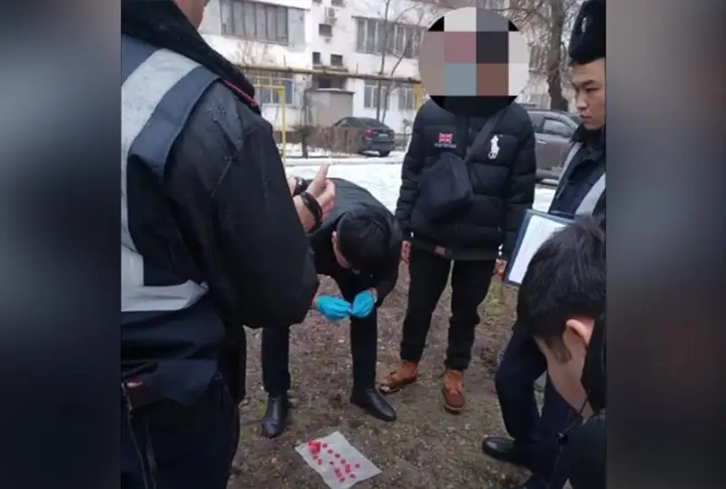 Закладчика  «синтетики»  задержали полицейские в Таразе