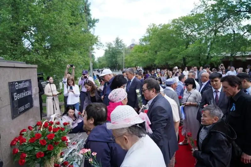 Semeıde Álıhan Bókeıhannyń eskertkishine gúl shoqtary qoıyldy