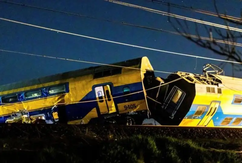 Пассажирский поезд потерпел крушение в Нидерландах