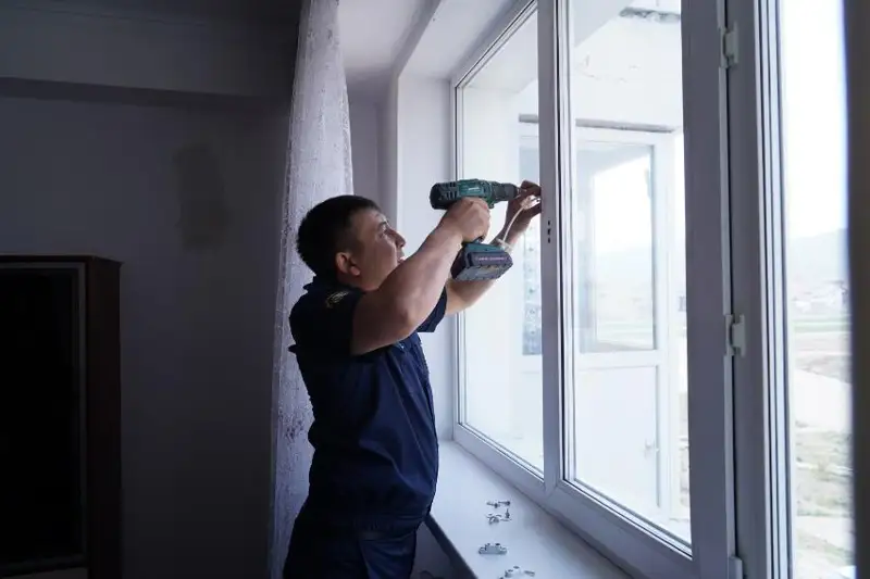 ShQO qutqarýshylary balalardyń terezeden qulaýynyń aldyn alý úshin aktsııa ótkizdi