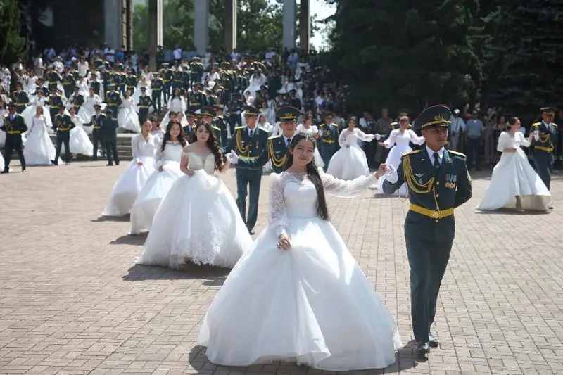 Церемония 50-го юбилейного выпуска молодых лейтенантов прошла в Алматы