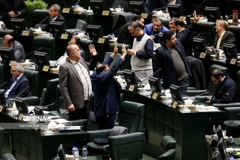 Iran májilisi ShYU-ǵa kirýdegi mindettemelerine baılanysty zań jobasyn qabyldady